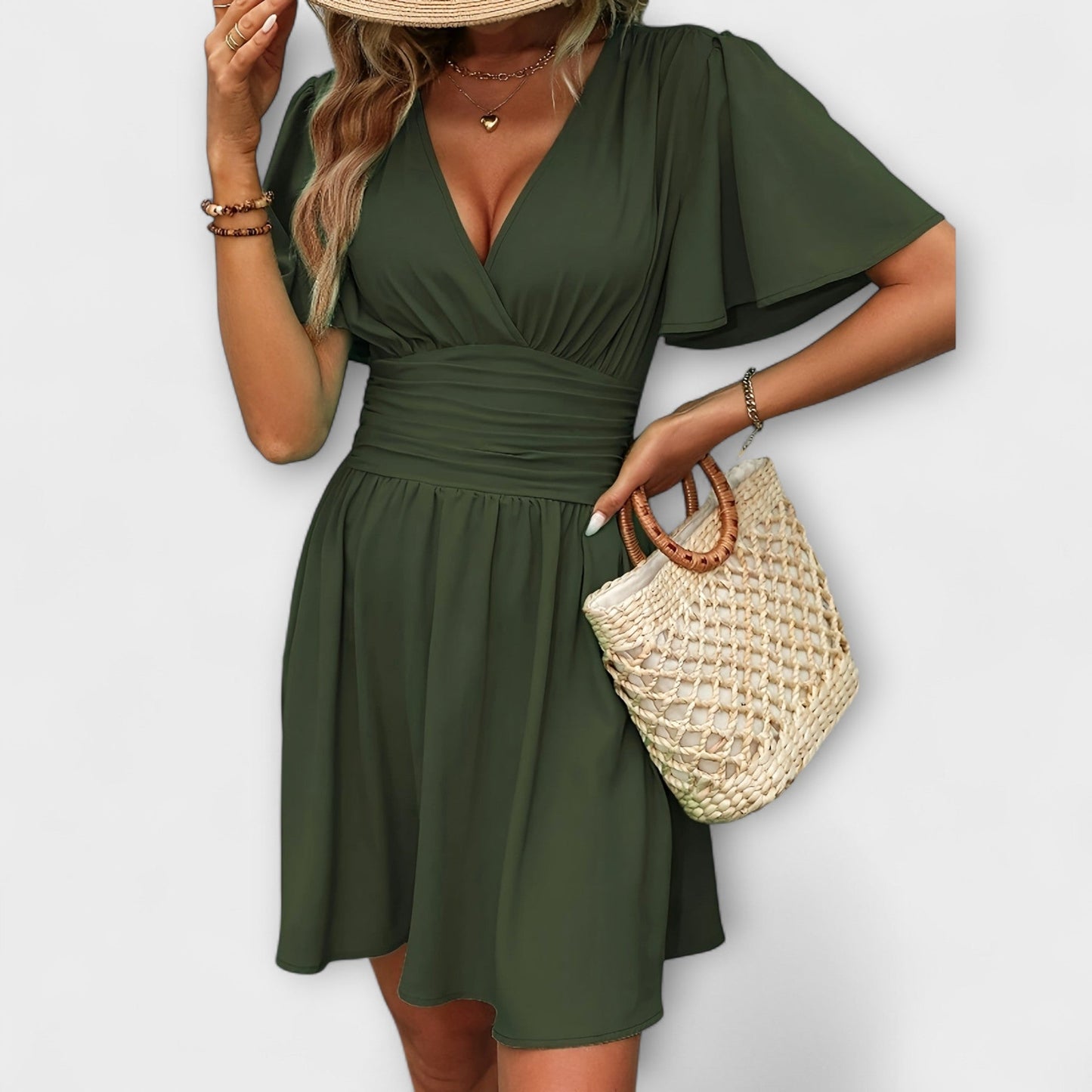 Vestido con cintura fruncida y escote en V