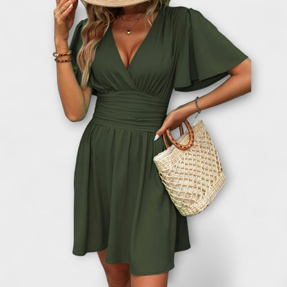 Vestido con cintura fruncida y escote en V