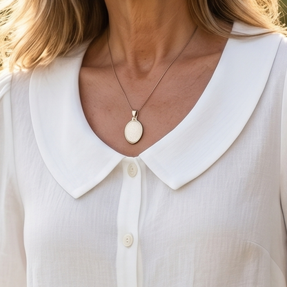 Blusa elegante de algodón ligero con cuello redondeado