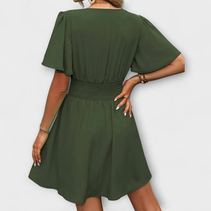 Vestido con cintura fruncida y escote en V