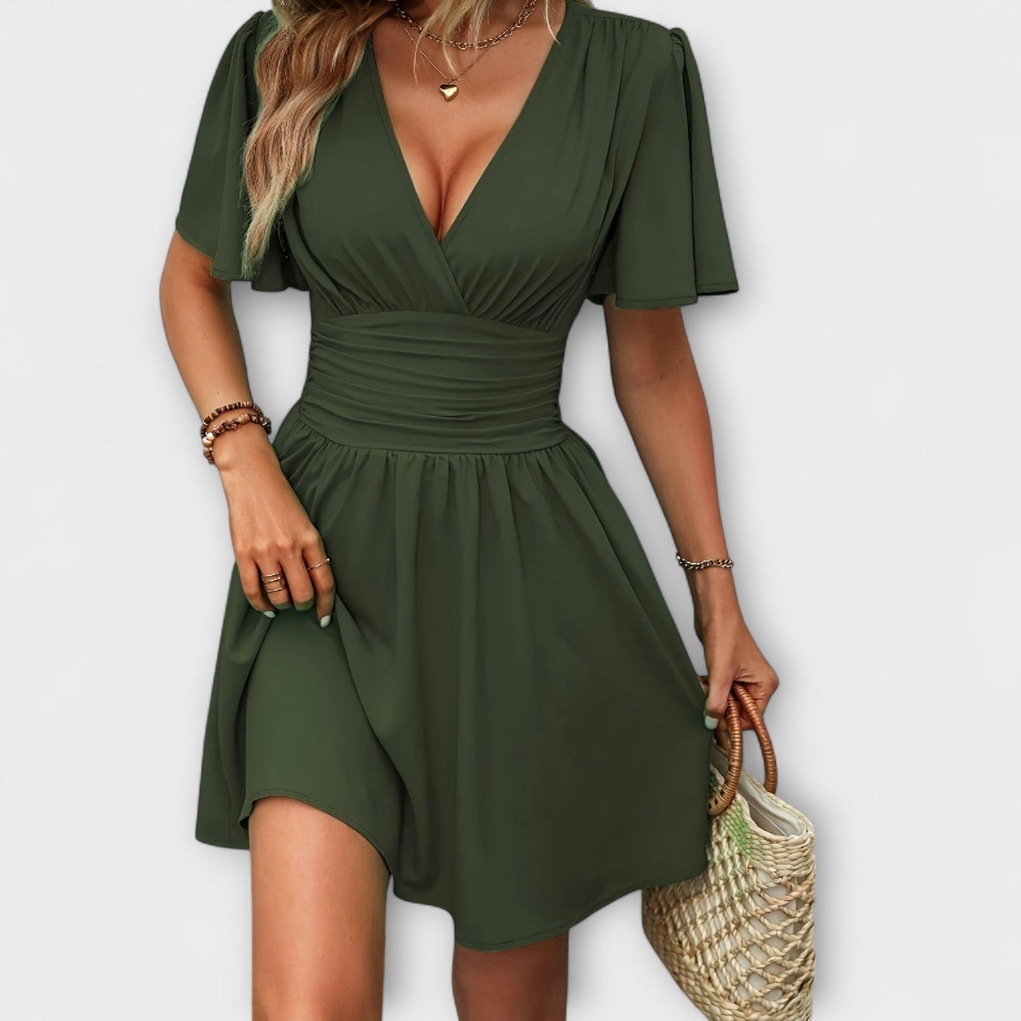 Vestido con cintura fruncida y escote en V